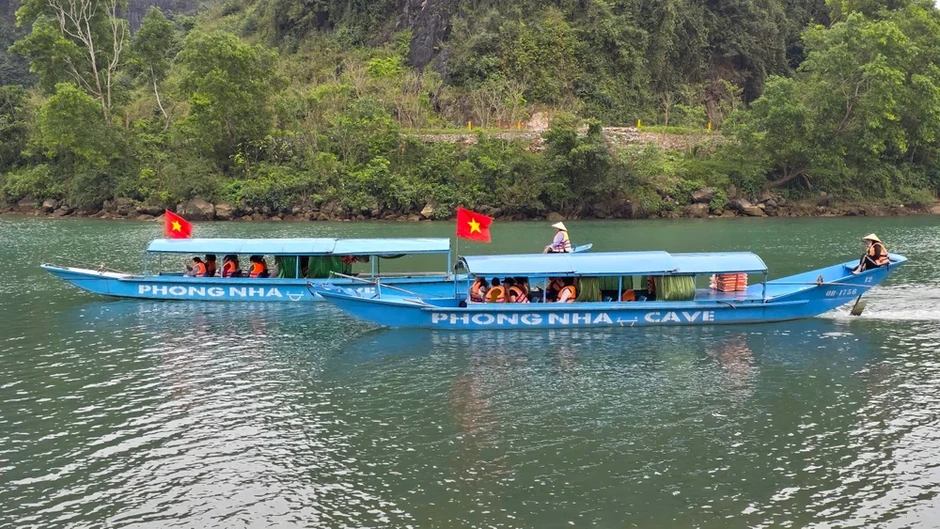 CSGT Quảng Trị tuyên truyền an toàn đường thủy tại Phong Nha – Kẻ bàng CSGT Quảng Trị tuyên truyền an toàn đường thủy tại Phong Nha – Kẻ bàng
