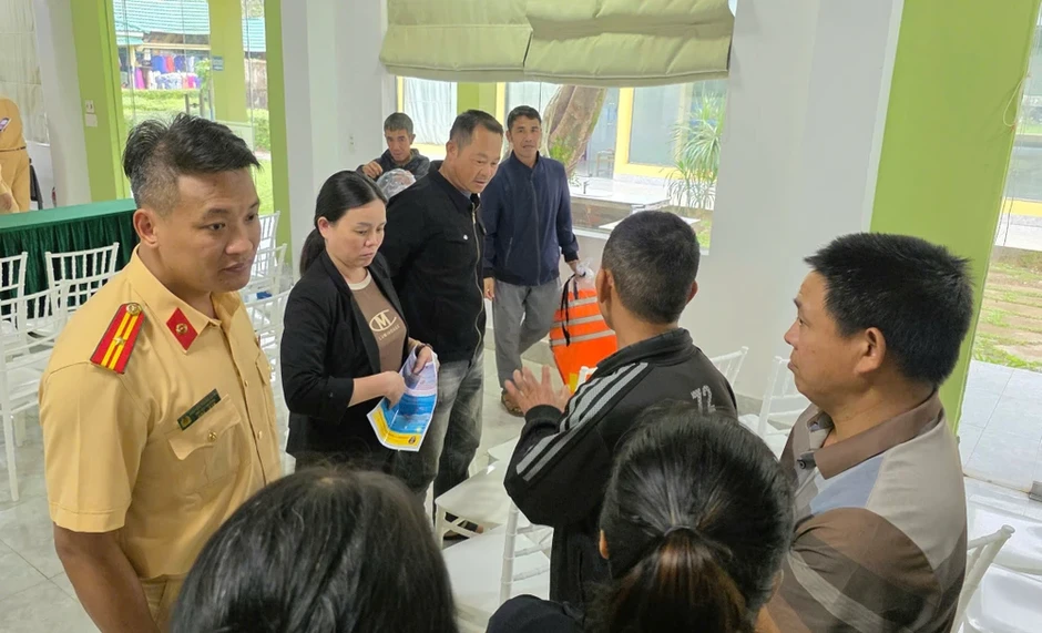 CSGT Quảng Trị tuyên truyền an toàn đường thủy tại Phong Nha – Kẻ bàng CSGT Quảng Trị tuyên truyền an toàn đường thủy tại Phong Nha – Kẻ bàng