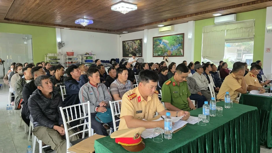 CSGT Quảng Trị tuyên truyền an toàn đường thủy tại Phong Nha – Kẻ bàng CSGT Quảng Trị tuyên truyền an toàn đường thủy tại Phong Nha – Kẻ bàng