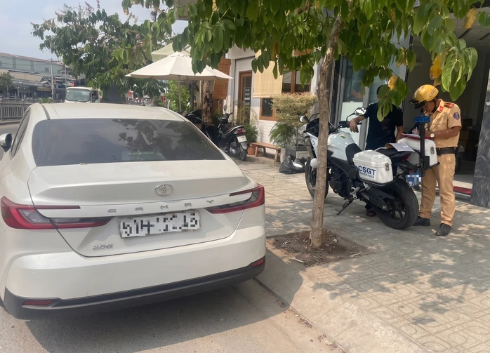 CSGT sẽ cẩu xe về nơi tạm giữ nếu tài xế dừng, đỗ sai quy định và không có mặt CSGT sẽ cẩu xe về nơi tạm giữ nếu tài xế dừng, đỗ sai quy định và không có mặt