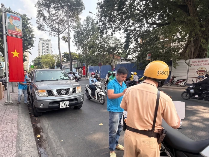 CSGT sẽ cẩu xe về nơi tạm giữ nếu tài xế dừng, đỗ sai quy định và không có mặt CSGT sẽ cẩu xe về nơi tạm giữ nếu tài xế dừng, đỗ sai quy định và không có mặt