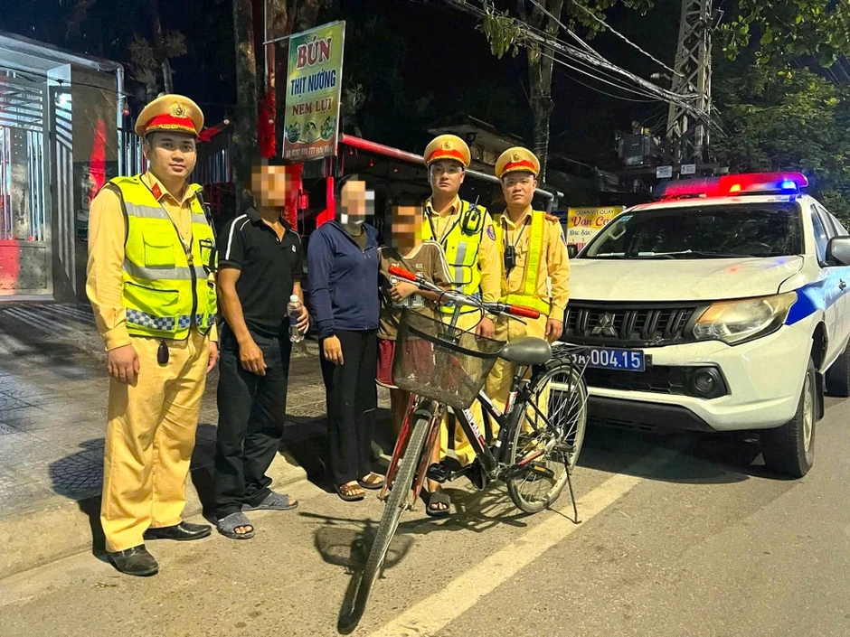 CSGT tìm thấy thiếu niên 15 tuổi đạp xe đi lạc từ Hà Tĩnh vào Quảng Trị CSGT tìm thấy thiếu niên 15 tuổi đạp xe đi lạc từ Hà Tĩnh vào Quảng Trị