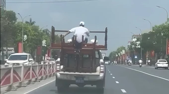 CSGT TP Huế xác minh vụ xe biển xanh chở người ngồi trên đống bàn ghế