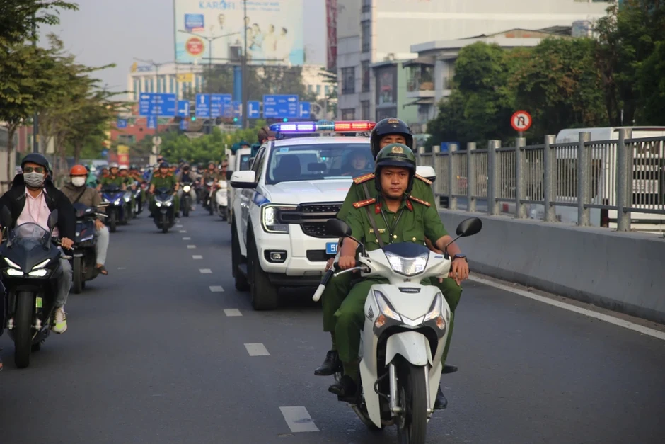 CSGT TP.HCM tuần tra khép kín 24/24, xóa 'xe dù bến cóc' dịp lễ CSGT TP.HCM tuần tra khép kín 24/24, xóa 'xe dù bến cóc' dịp lễ