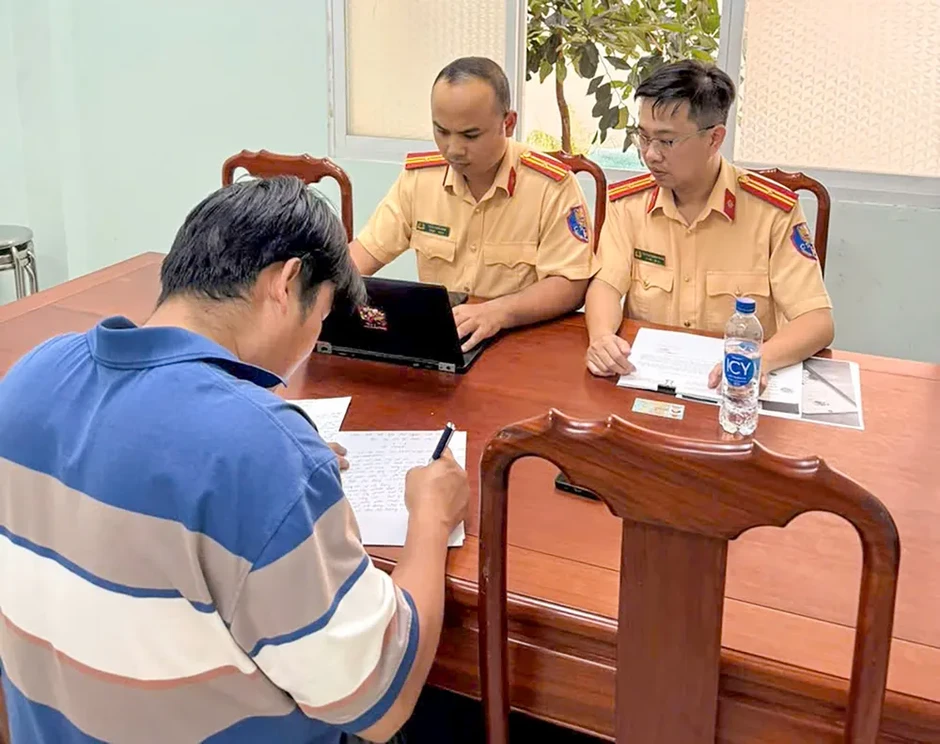 CSGT TPHCM xử lý nhiều trường hợp đăng thông tin sai sự thật trên mạng xã hội CSGT TPHCM xử lý nhiều trường hợp đăng thông tin sai sự thật trên mạng xã hội