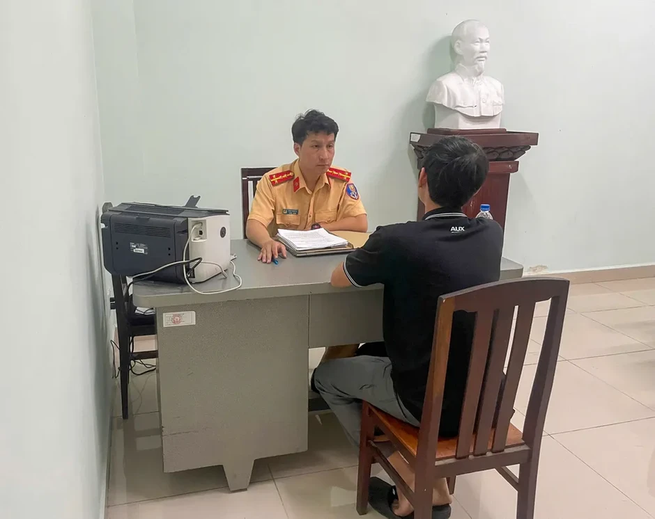 CSGT TPHCM xử lý nhiều trường hợp đăng thông tin sai sự thật trên mạng xã hội CSGT TPHCM xử lý nhiều trường hợp đăng thông tin sai sự thật trên mạng xã hội