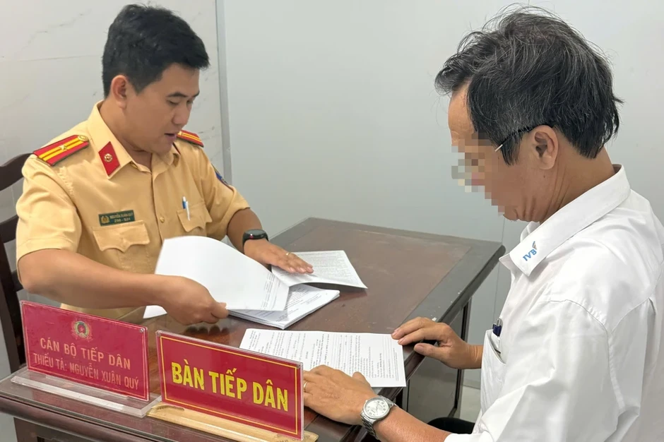 CSGT TP.HCM xử phạt tài xế lái ô tô chạy trên vỉa hè ở KCN Sóng Thần CSGT TP.HCM xử phạt tài xế lái ô tô chạy trên vỉa hè ở KCN Sóng Thần