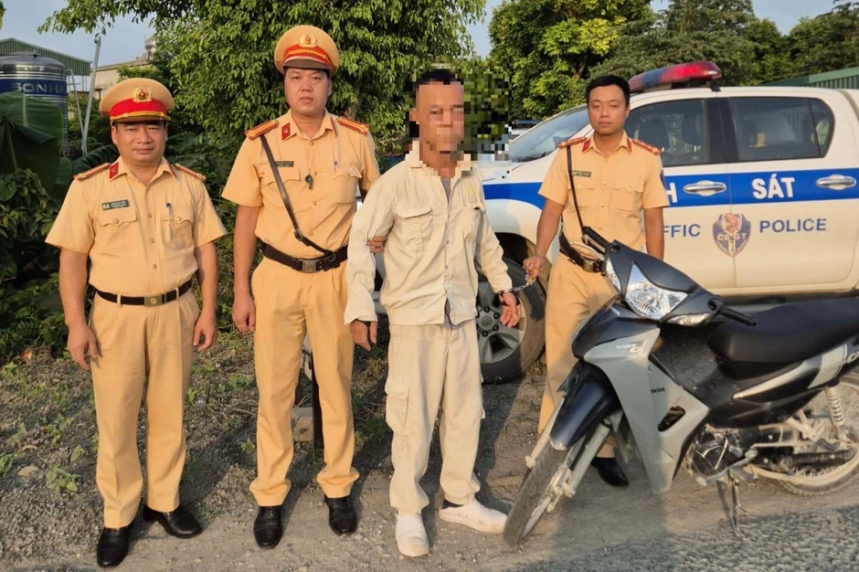 CSGT tuần tra, tóm gọn đối tượng tàng trữ và sử dụng ma túy