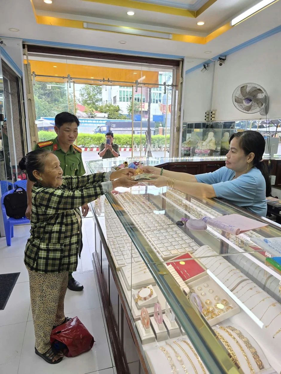 Cụ bà SN 1954 bị lừa đảo Qua điện thọai , bán 6 , 2 chỉ vàng để chuyển tiền Cụ bà SN 1954 bị lừa đảo Qua điện thọai , bán 6 , 2 chỉ vàng để chuyển tiền