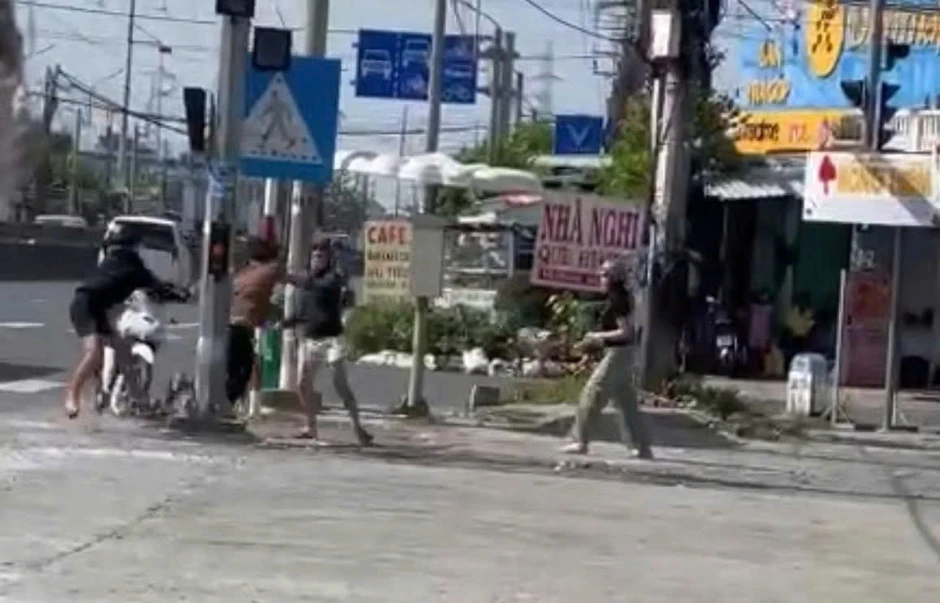 Cự cãi với nhóm nẹt pô, người đàn ông bị tấn công bằng dao Cự cãi với nhóm nẹt pô, người đàn ông bị tấn công bằng dao