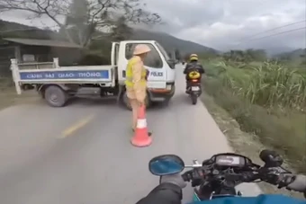 Cục CSGT lên tiếng về thông tin CSGT dùng xe công vụ chắn ngang đường để dừng phương tiện