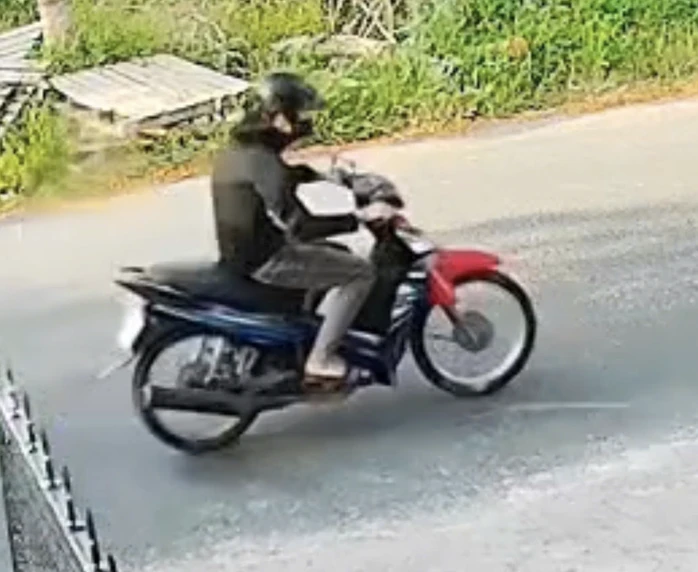 Cùng chồng đuổi theo kẻ giật dây chuyền, người phụ nữ tử vong thương tâm