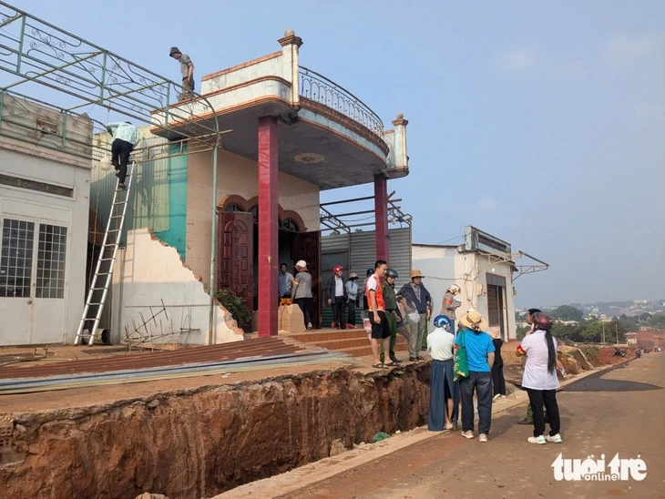 Cưỡng chế các hộ không giao mặt bằng dự án chỉnh trang đô thị phía nam Pleiku Cưỡng chế các hộ không giao mặt bằng dự án chỉnh trang đô thị phía nam Pleiku