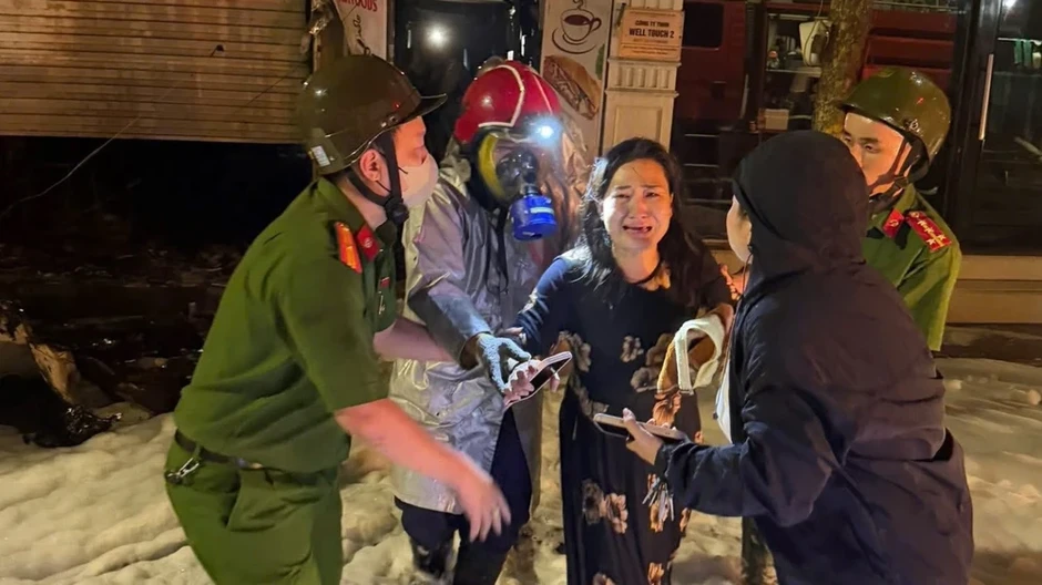 Cứu 4 người bị mắc kẹt trong vụ cháy quán cháo ở Hà Nội Cứu 4 người bị mắc kẹt trong vụ cháy quán cháo ở Hà Nội