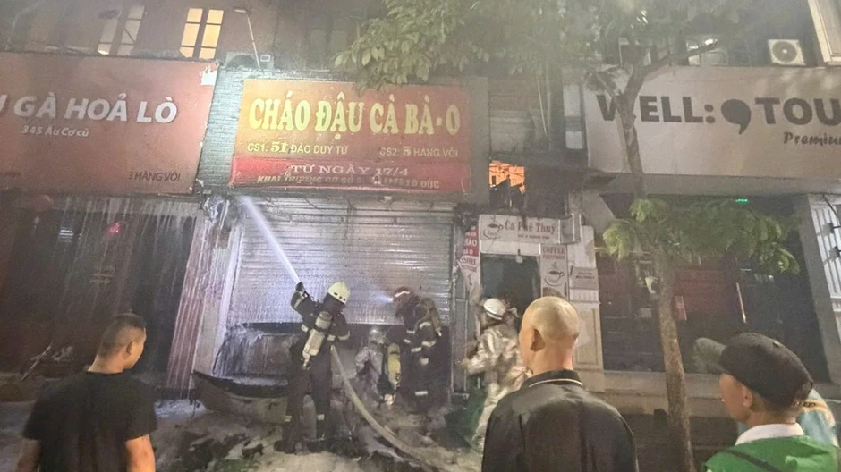 Cứu 4 người bị mắc kẹt trong vụ cháy quán cháo ở Hà Nội Cứu 4 người bị mắc kẹt trong vụ cháy quán cháo ở Hà Nội