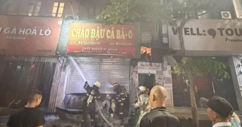 Cứu 4 người bị mắc kẹt trong vụ cháy quán cháo ở Hà Nội