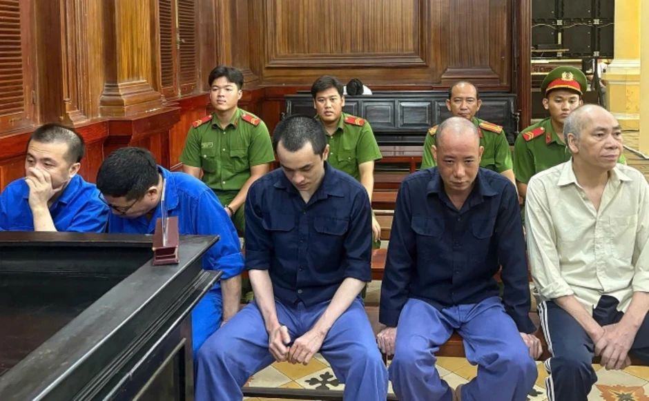 Cựu cán bộ hải quan tiếp tay buôn lậu bị phạt 10 năm tù Cựu cán bộ hải quan tiếp tay buôn lậu bị phạt 10 năm tù