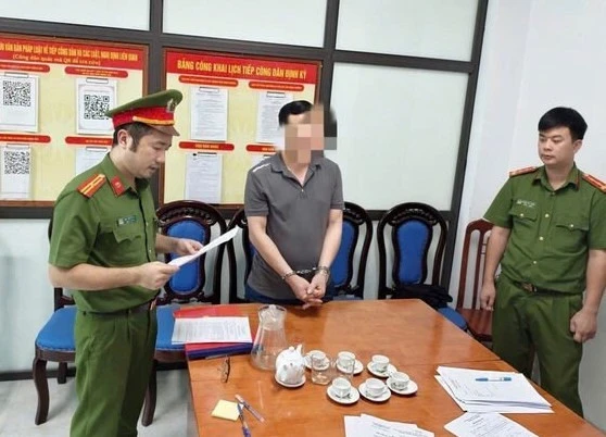 Cựu cán bộ Ủy ban Kiểm tra Tỉnh ủy Hòa Bình bị bắt vì lừa 'chạy việc' Cựu cán bộ Ủy ban Kiểm tra Tỉnh ủy Hòa Bình bị bắt vì lừa 'chạy việc'