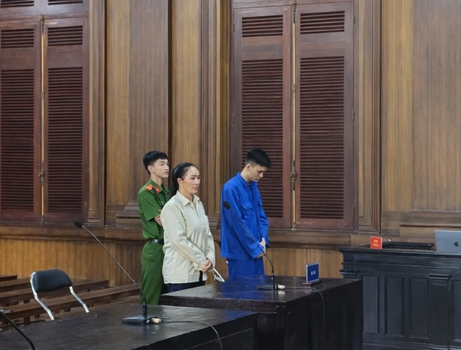 Cựu cảnh sát bị phạt tù vì gợi ý gia đình tội phạm 'chạy' tại ngoại Cựu cảnh sát bị phạt tù vì gợi ý gia đình tội phạm 'chạy' tại ngoại