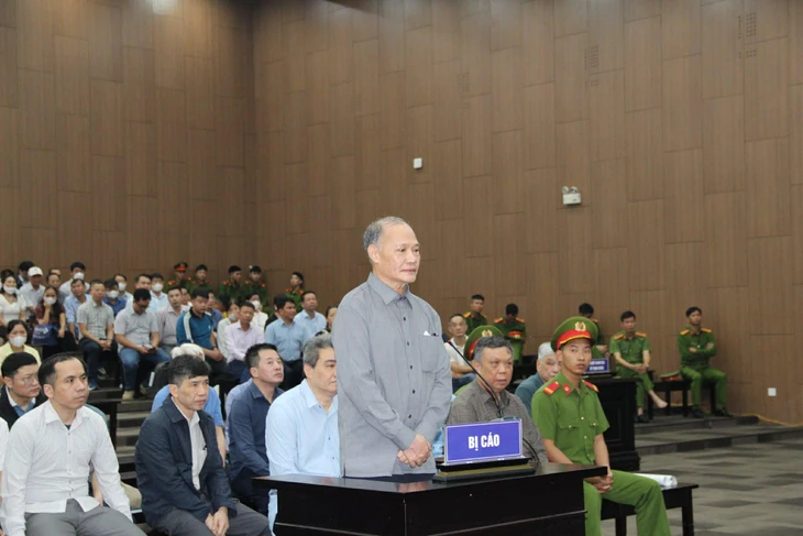 Cựu cục phó nhận 10 tỉ, ép doanh nghiệp viết giấy vay để trả lại 5 tỉ rồi trốn ra nước ngoài Cựu cục phó nhận 10 tỉ, ép doanh nghiệp viết giấy vay để trả lại 5 tỉ rồi trốn ra nước ngoài