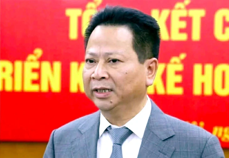 Cựu cục phó nhận 10 tỉ, ép doanh nghiệp viết giấy vay để trả lại 5 tỉ rồi trốn ra nước ngoài Cựu cục phó nhận 10 tỉ, ép doanh nghiệp viết giấy vay để trả lại 5 tỉ rồi trốn ra nước ngoài