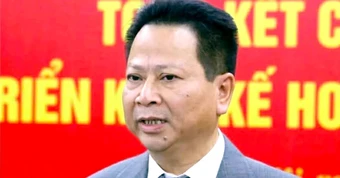 Cựu cục phó nhận 10 tỉ, ép doanh nghiệp viết giấy vay để trả lại 5 tỉ rồi trốn ra nước ngoài