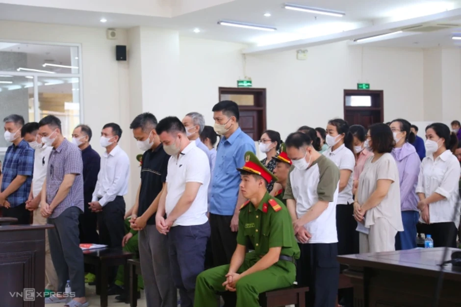 Cựu cục trưởng Bộ Y tế phủ nhận 'cầm tiền để bỏ qua vi phạm' Cựu cục trưởng Bộ Y tế phủ nhận 'cầm tiền để bỏ qua vi phạm'
