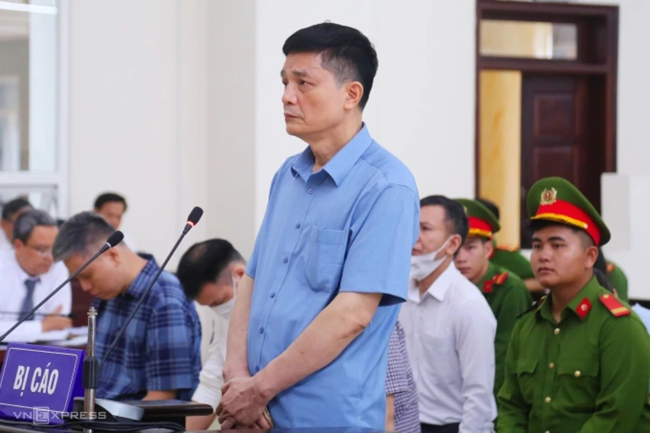 Cựu cục trưởng của Bộ Y tế khai lúc nhận tiền 'chỉ nghĩ là được cảm ơn' Cựu cục trưởng của Bộ Y tế khai lúc nhận tiền 'chỉ nghĩ là được cảm ơn'