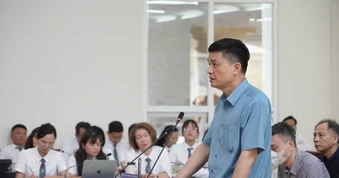 Cựu cục trưởng nộp bằng khen, giấy khen để xin giảm án