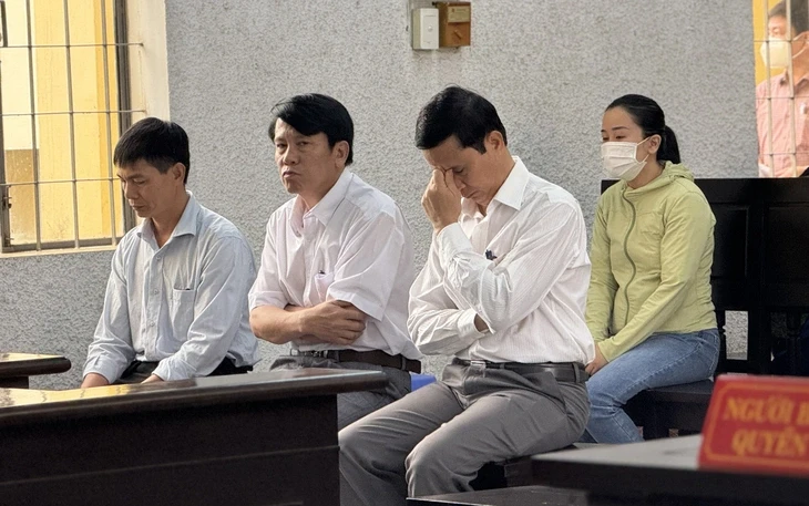 Cựu giám đốc CDC Huế lĩnh án tù vì mua vắc xin ngoài đấu thầu Cựu giám đốc CDC Huế lĩnh án tù vì mua vắc xin ngoài đấu thầu