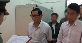 Cựu giám đốc trung tâm giáo dục thường xuyên bị bắt