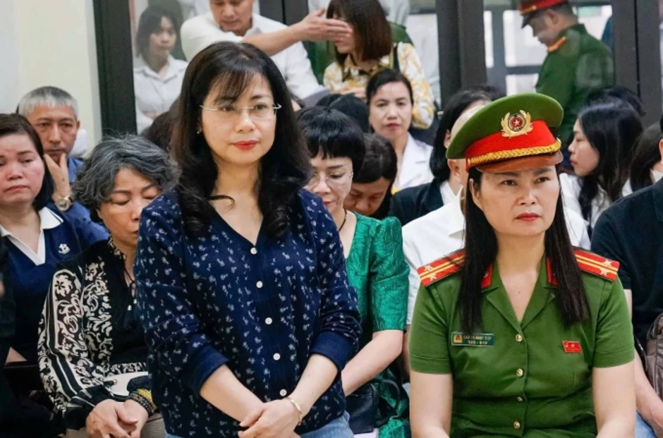 Cựu hiệu trưởng ở Hà Nội ra tòa trong vụ thu tiền học thêm sai quy định Cựu hiệu trưởng ở Hà Nội ra tòa trong vụ thu tiền học thêm sai quy định