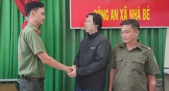 Cứu kịp thời một người Hàn Quốc nhảy sông tự tử