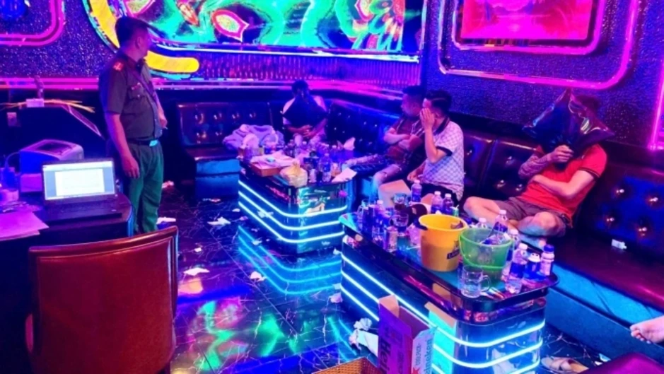 Cựu phó chủ tịch phường dùng ma túy với hai nữ tiếp viên trong nhà nghỉ Cựu phó chủ tịch phường dùng ma túy với hai nữ tiếp viên trong nhà nghỉ
