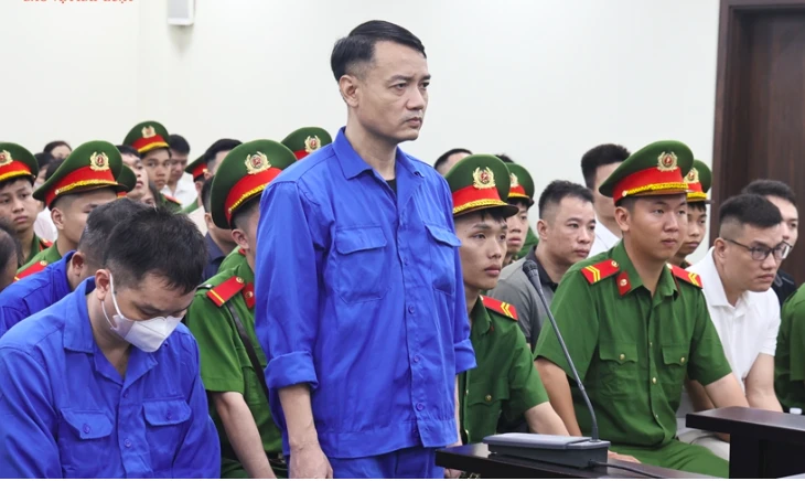Cựu Phó phòng hình sự lừa tiền 'chạy tội' cho công ty sữa giả bị đề nghị 12-13 năm tù Cựu Phó phòng hình sự lừa tiền 'chạy tội' cho công ty sữa giả bị đề nghị 12-13 năm tù