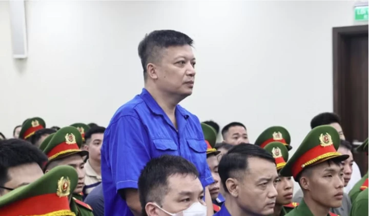 Cựu Phó phòng hình sự phủ nhận cầm 140.000 USD giúp công ty sữa giả 'chạy tội' Cựu Phó phòng hình sự phủ nhận cầm 140.000 USD giúp công ty sữa giả 'chạy tội'