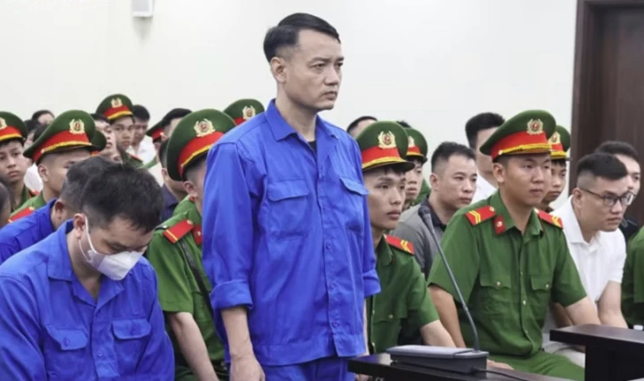 Cựu Phó phòng hình sự phủ nhận cầm 140.000 USD giúp công ty sữa giả 'chạy tội' Cựu Phó phòng hình sự phủ nhận cầm 140.000 USD giúp công ty sữa giả 'chạy tội'