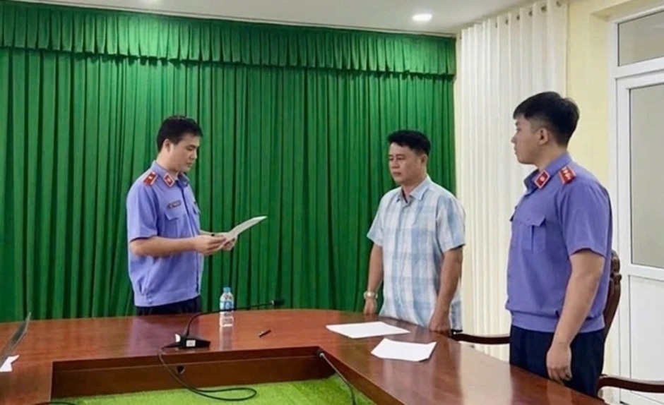 Cựu Phó thủ trưởng cơ quan điều tra vụ 'nữ sinh tử vong ở Vĩnh Long' bị bắt Cựu Phó thủ trưởng cơ quan điều tra vụ 'nữ sinh tử vong ở Vĩnh Long' bị bắt