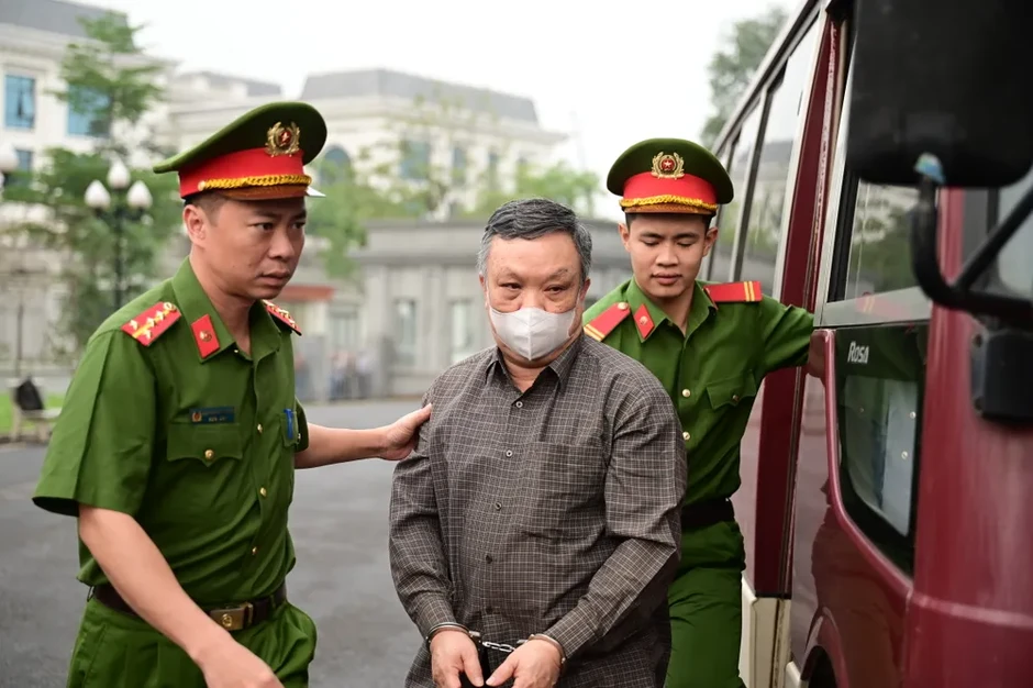 Cựu Thứ trưởng Bộ NN-PTNT Hoàng Văn Thắng và đồng phạm hầu tòa Cựu Thứ trưởng Bộ NN-PTNT Hoàng Văn Thắng và đồng phạm hầu tòa