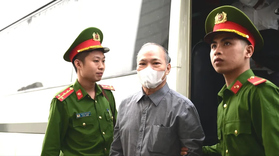 Cựu Thứ trưởng Bộ NN-PTNT Hoàng Văn Thắng và đồng phạm hầu tòa Cựu Thứ trưởng Bộ NN-PTNT Hoàng Văn Thắng và đồng phạm hầu tòa