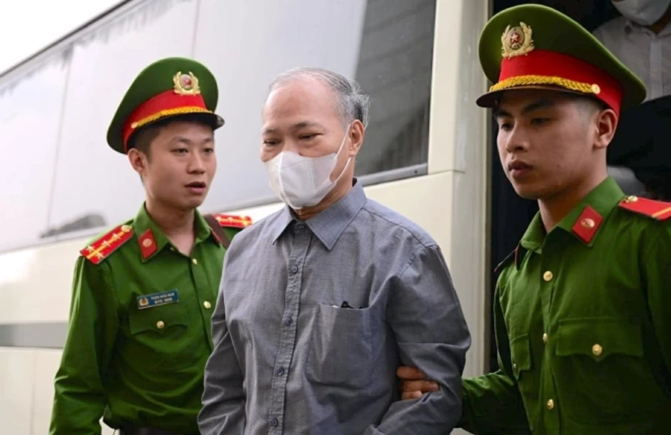 Cựu thứ trưởng Hoàng Văn Thắng: 'Anh em đến cám ơn thì nhận' Cựu thứ trưởng Hoàng Văn Thắng: 'Anh em đến cám ơn thì nhận'
