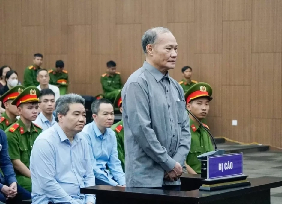Cựu thứ trưởng: Hối hận vì nhận tiền 'trong giây phút không chín chắn' Cựu thứ trưởng: Hối hận vì nhận tiền 'trong giây phút không chín chắn'