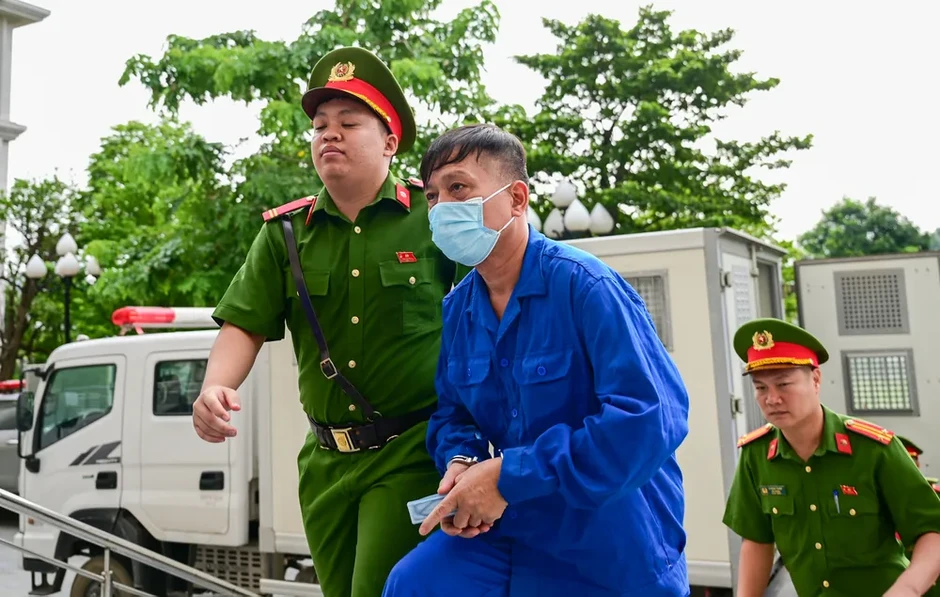 Cựu Thứ trưởng Nguyễn Bá Hoan và đồng phạm hầu tòa Cựu Thứ trưởng Nguyễn Bá Hoan và đồng phạm hầu tòa