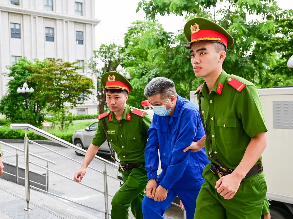 Cựu Thứ trưởng Nguyễn Bá Hoan và đồng phạm hầu tòa Cựu Thứ trưởng Nguyễn Bá Hoan và đồng phạm hầu tòa