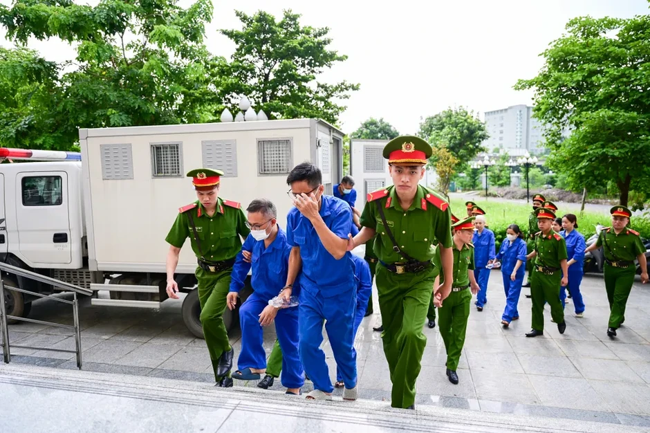 Cựu Thứ trưởng Nguyễn Bá Hoan và đồng phạm hầu tòa Cựu Thứ trưởng Nguyễn Bá Hoan và đồng phạm hầu tòa