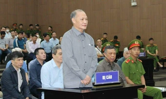 Cựu Thứ trưởng Nông nghiệp ra tòa trong vụ nhận 'quà' 4,5 tỷ đồng