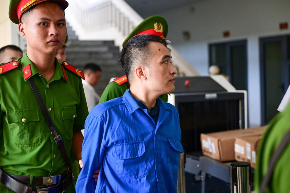 Cựu Viện trưởng 'biến tội phạm thành bệnh nhân tâm thần' bị dẫn giải đến tòa