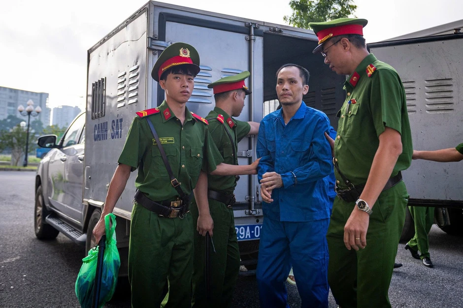Cựu Viện trưởng 'biến tội phạm thành bệnh nhân tâm thần' bị dẫn giải đến tòa