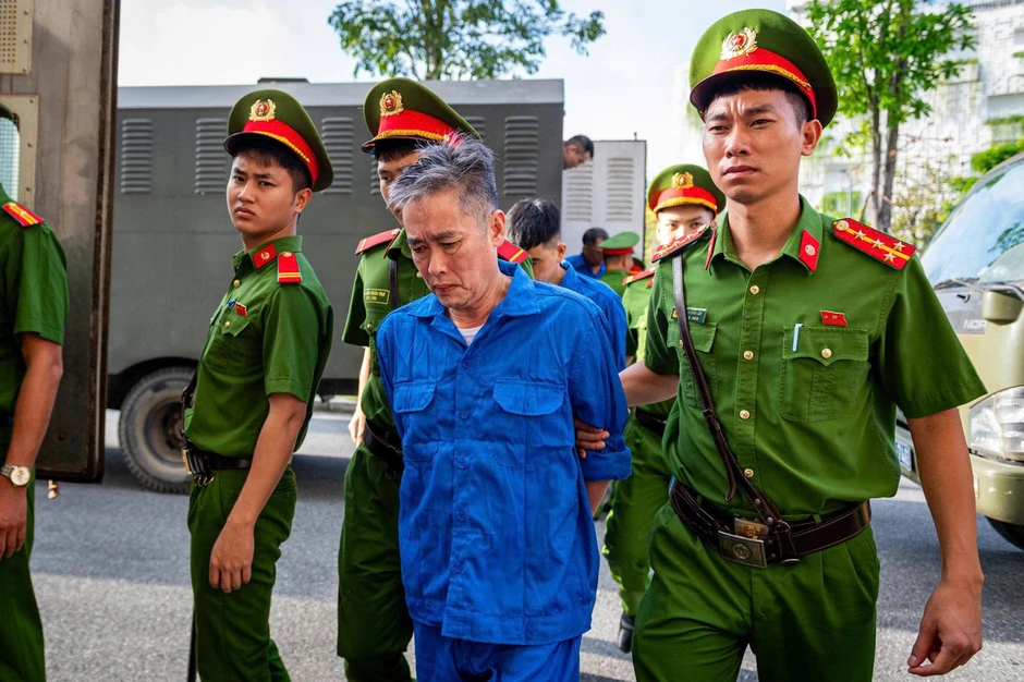 Cựu Viện trưởng 'biến tội phạm thành bệnh nhân tâm thần' bị dẫn giải đến tòa