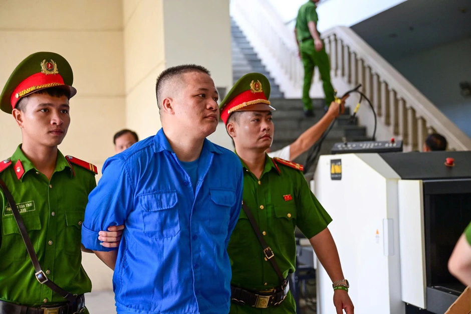 Cựu Viện trưởng 'biến tội phạm thành bệnh nhân tâm thần' bị dẫn giải đến tòa